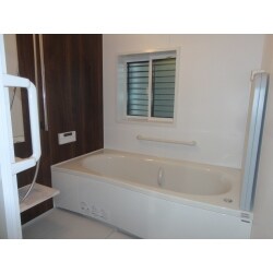 リフォームした浴室。断熱浴槽に保温性の高い風呂蓋。浴槽と床はお掃除のしやすい素材を使用している。