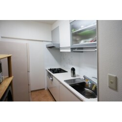 収納量と使いやすさを重視しました。吊り戸は電動昇降式を採用。お魚焼きが多いとのことで、ビルトインコンロはオートグリル機能付きに。部屋全体を明るくするため、照明をLEDに交換しました。
