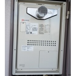 自動のお湯はりが誤作動を起こす症状がありました。使用年数も10年を超えておられましたので
取替させていただきました。