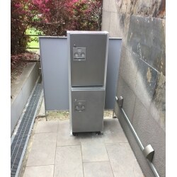 玄関前に宅配ボックスを設置致しました。お色味がスタイリッシュな外観とお似合いでした。
