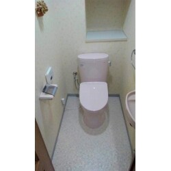 トイレを取り換え、床フロアとフロア廻りの枠も一緒に張替え致しました。
便座リモコンも、便座横に付いていたものから壁リモコンへと変えたことで便器周辺がスッキリ致します！