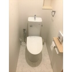 真っ白なトイレ空間に