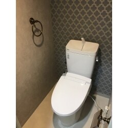 上品でカフェのようなトイレになりました。
壁紙はアクセントで１面を別ものを選んで頂き、こだわっていただきました。