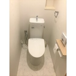 トイレのイメージをお持ちでご注文くださったお客様。
フロアや壁紙を白い空間にして、ペーパーホルダーはウッド調の柔らかいお色味です。
お掃除もしやすい、新しいトイレになりました。