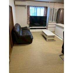 猫ちゃんのために、滑りやすい床から滑りにくい床を貼りました。
爪がひっかかり、歩きやすくなりました。
フローリングに比べ、床の傷も目立ちにくくなりました。