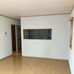 LDKと洋室2部屋のクロス貼替に加え、和室との間の引違い戸も貼り替えました。
クローゼットの中も貼替し、明るく清潔感のある空間に仕上がりました。