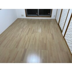 6畳の和室をフローリングに変更。
そして、押入収納部分を解体、同じ空間とし、部屋が広くなりました。
天井.壁.襖のクロスは貼替、障子部分はロールスクリーンを取り付けスッキリと。
ロールスクリーンは機能性と実用性を考え、レースタイプも一体になっているダブルタイプでおさめています。
