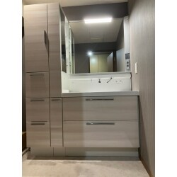 収納たっぷりの洗面化粧台へ交換しました。