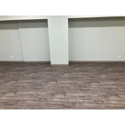店舗の床にクッションフロアを張りました。
