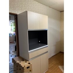 既存のカップボードを撤去し、新規で収納の設置をしました。