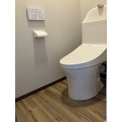 最新機能付きのトイレへ交換しました。トイレ交換と一緒にクロスとクッションフロアの貼り替えも行いました！