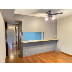 和室の床（畳）をフローリングに張り替え、キッチンクロスの張り替えを行いました。
和室にある既存の収納の内部を、洋服がたくさん掛けられるように改装しました。