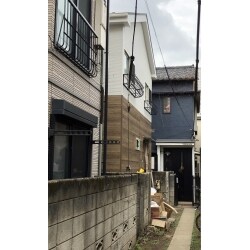 外壁は金属サイディング重ね張り。屋根はコロニアルに葺き替えしました。