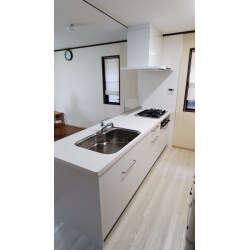 キッチン器具を新調し白をベースとしたキッチンになりました。