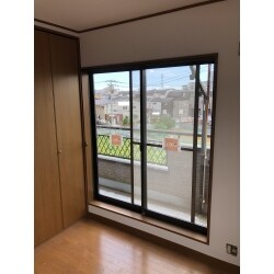 窓ガラス９カ所と、トイレ、洗面化粧台の交換工事をしました。

