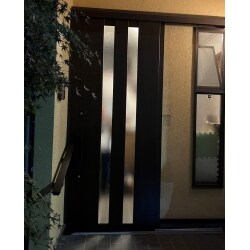 玄関のドア交換工事をしました。
片開ドアから引き戸ドアにされています。
手摺も取り付けさせて頂きました。