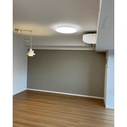 マンションを購入されたお客様邸の、クロス張替工事をさせて頂きました。
リビングや、トイレ、クローゼットなどアクセントクロスにして、お洒落で素敵な空間です。


