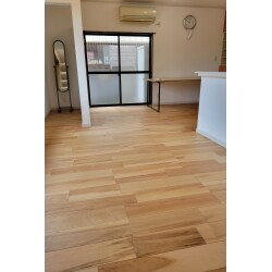 お客様より、お仕事場のリフォームをしたいというお話しを頂きました。
トイレとリビングをリフォーム。おしゃれなトイレ、リビングに可動棚なども
取付けています。