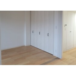 中古のマンションをご購入されたお客様より、和室から洋室への間取り変更・水まわり工事・内窓の設置工事のご依頼を受けました。明るい雰囲気のお部屋になっています。トイレはアクセントクロスにしています。
