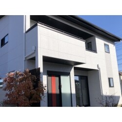 外壁塗装の工事をさせて頂きました。
旭化成の塗料、グランロックです。明るくて素敵なお家です。