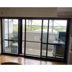 内窓をリビングと洋室２部屋に設置しました。商品は、LIXILのインプラスです。
お客様は、リビングの３枚窓に少し不安があったご様子でしたが、弊社と打合せしていく中で問題なく施工できる旨お伝えし、安心して頂き施工させていただきました。
お客様に、満足していただけた工事でした。先進的窓リノベの補助金も適用出来ました。
