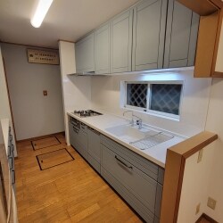 キッチンのリフォーム工事と玄関ドアの取り換え工事をしました。
キッチンのカラーに統一感があり、雰囲気が良く居心地のよさそうな空間です。

