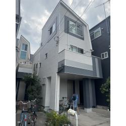洗浄と塗装により、外壁はかつての色合いを取り戻しました