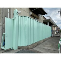 劣化してボロボロにはがれた塗膜を総剥離し、再度塗装しました。
特殊金属に適応した塗料を2工程にわたり塗ることで素晴らしい仕上がりに！