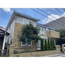 色見は同じままのようですが、もともと持っていた格調の高さと相まってさらにキラキラとクリアな見た目になりました。お客様のご要望の強かった遮熱性も高くなり、２階の居住性もアップしています。基礎もモルタルの色ではなく外壁の色と合うものにすることで面白味を持たせ、ひび割れにも強くなりました。