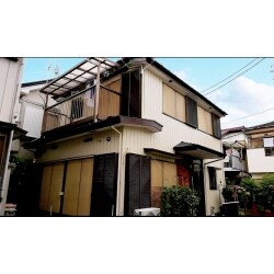 玄関屋根と外壁など外観をリフレッシュ！
過酷な条件の瓦棒屋根は高対候性と耐久性の塗料で色見も変えました。
外壁には対候性はもちろん、超低汚染性を発揮する塗料を使いました。