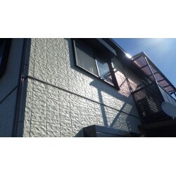 足場を解体した翌朝の画像です。外壁や屋根はもちろん、シーリングやシャッターボックス、雨樋などなど、いたる所が朝日に輝いている姿に思わずシャッターを押してしまいました。