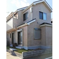 外壁は目地色・ベース色・表面色・ダイヤモンド吹き付けの多彩模様で塗装させていただきました。既存シーリングはすべて打ち替え。樋や基礎など付帯物のほかにも、駐車場の使い勝手がよくなるように外壁ブロックの一部撤去も実施いたしました。