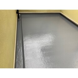 バルコニー防水の表面塗装(トップコート)の部分的な剥がれと腰壁下端の剥離を補修致しました。