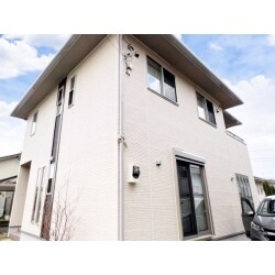 大きな劣化はありませんでしたが、シーリングの剥がれや撥水性を失いかけた屋根廻りなどメンテナンスの時期になっていました。機能性を回復することはもちろん、見映えも取り戻してしっかりリフレッシュすることができました。