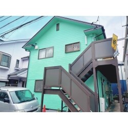 以前に外階段の塗装を終えており、今回はいよいよ外装改修に手を付けました。今回は長年の白から外壁色を変えました。せっかくの機会ですからお気に入りの色に変えるのもアリですね！