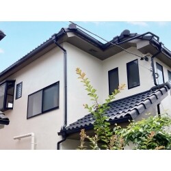 モルタル外壁と付帯物の塗装作業を施工しました。バルコニーのモルタルで仕上げられた床部分に亀裂が見られましたのでウレタン防水を施工いたしました。