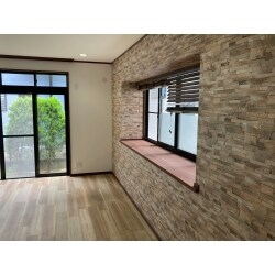新たな家主さんを迎えるにあたって内装全体をリフレッシュ！壁紙クロスやフロアタイルは全面を貼り替え、新しい設備への交換を行いました。また2部屋あった和室のうち１部屋を洋室に変更する工事も行いました。