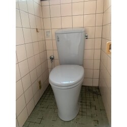LIXIL　アメージュZ
スカイブルーで清潔感のあるトイレに生まれ変わりました。