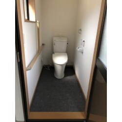 離れのトイレを一から造りました。シンプルですが、手摺などもありお年寄りにも優しいトイレになりました。