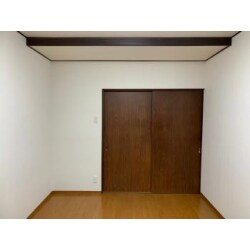 床のフローリングを新しく張替え、壁天井のクロスを白のクロスで貼ることで、部屋全体がとても明るくなりました。