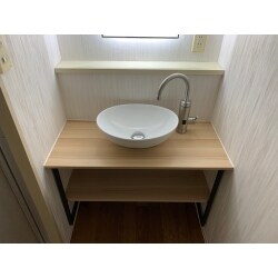 単水栓で水しか使用できなかった洗面を電気でお湯に変える水栓へ変更しました。
給水管工事が不要で、レバーで38℃ぐらいまで調整でき、オシャレな洗面台になりました。