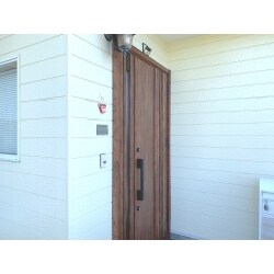 老朽化した玄関を採風式の物に変更しました。玄関を閉めたままでも風を通すことができるようになりました。