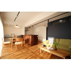 自然素材をふんだんに使用した明るい空間。漆喰塗りの壁に黒いアクセントクロスが目を惹く北欧モダンの住まいです。