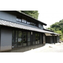 建物全面は軒高付近まで杉板張りとし、上部を漆喰仕上にし、コントラストをつけ外観のポイントに