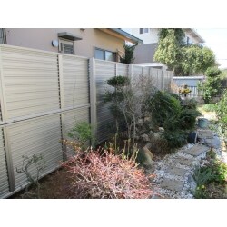植栽による目隠しをフェンスに替えました。