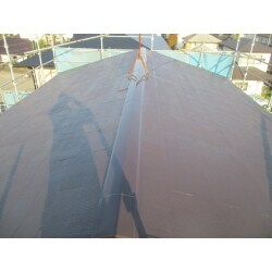 棟木、棟板金を交換して、屋根塗装をしました。