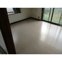 敷き込みジュータンからフローリングに貼り替え