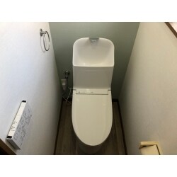 以前も別工事でお世話になって、弊社を信頼していただき新しく工事させていただきました。
トイレのクロスも新しくなって快適な空間になりました。
