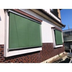 すだれや葦簀は日差しや雨によって色あせや劣化が生じやすいです。それとは反対に、スタイルシェードは耐久性にも優れ、美しさを長くキープすることができます。お掃除もメンテナンスも楽で、使う時も使わない時もすだれや葦簀と違って設置したり外したりする手間がなくなるので台風が来ても安心ができます。
