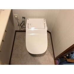トイレのタンクと便器からだいぶ水漏れしていましたので、早急に対応させていただきました。
全自動洗浄のアラウーノs2でお掃除が楽になるとお客様に喜んでいました！